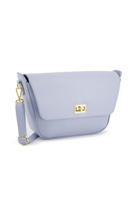 Lyseblå læder crossbody taske med klaplukning, guldfarvet hardware og justerbar rem, der har en struktureret overflade og rene linjer.