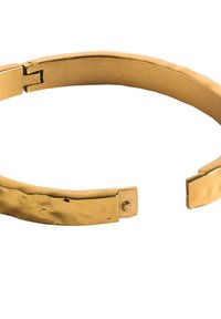 Złocisty, metalowy bransoletka typu cuff z młotkowanym wzorem, charakteryzująca się bezszwowym designem i subtelnym zapięciem na zawias, co ułatwia zakładanie.