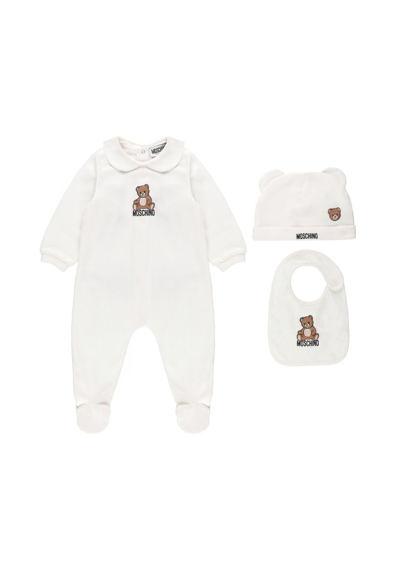 Witte drie-delige babyset bestaande uit een zachte, lange-mouw romper met een berenafdruk, een bijpassende muts met ooraccenten en een slabbetje.