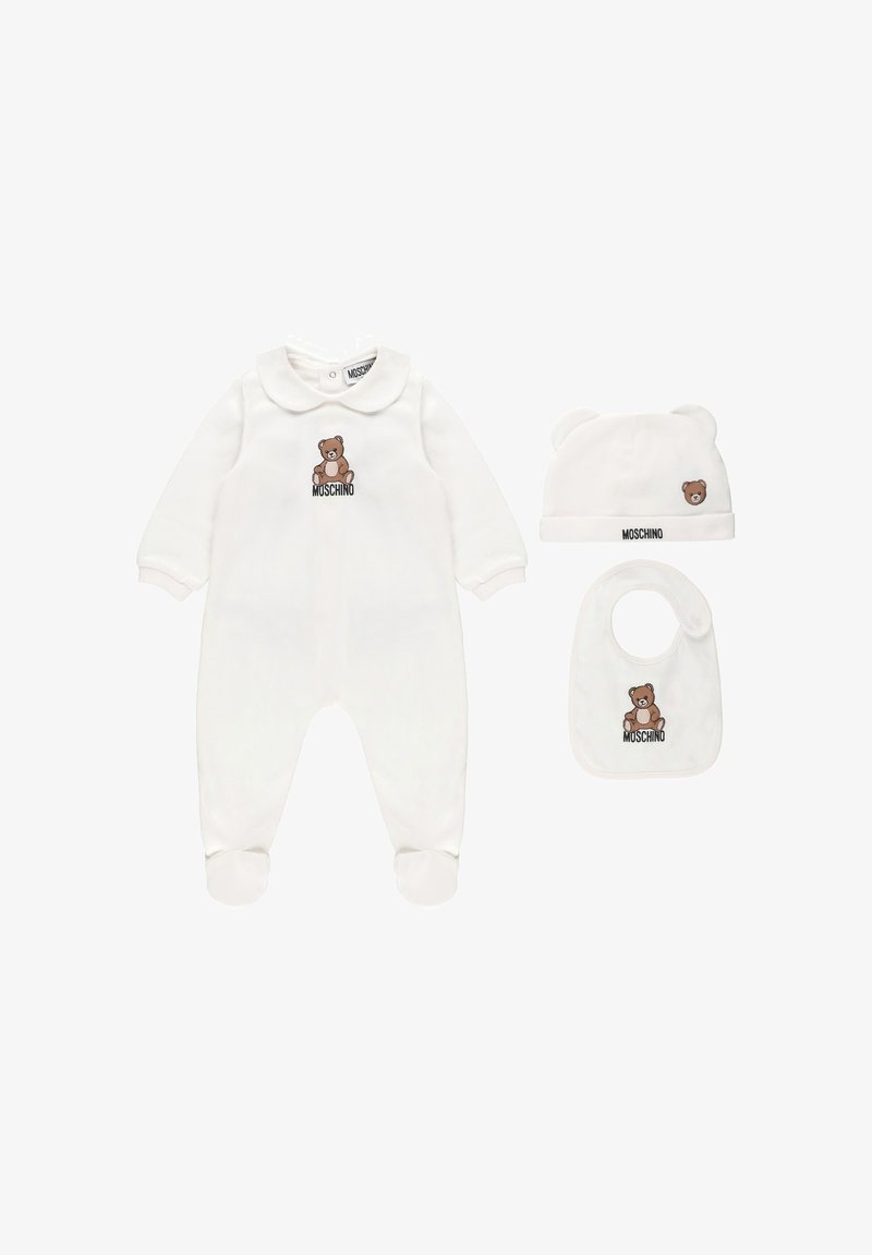 Biały, trzyczęściowy zestaw dla niemowląt zawiera miękki, długi rękawek bodziak z grafiką misia, pasującą czapkę z akcentami uszu oraz śliniak.