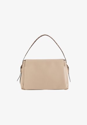 Beige Lederhandtasche mit strukturiertem Design, texturiertem Oberflächen und einem gemusterten braunen Schultergurt. Verfügt über Akzente aus Goldmetall.