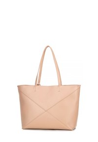 Beige leren tas met twee schouderbanden, platte bodem en hoekige gestikte details aan de voorkant. Gladde textuur, ruime interieur.