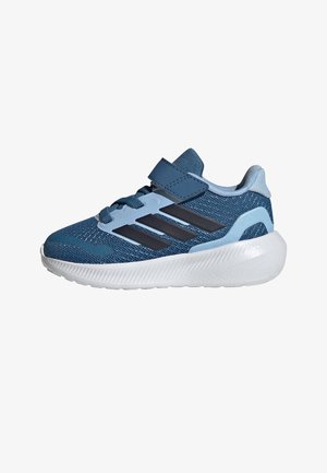 Zilas sporta kurpes ar sieta auduma virspusi, pastiprinātu purngalu, regulējamu siksnu un baltu zolīti ar teksturētu saķeres rakstu.