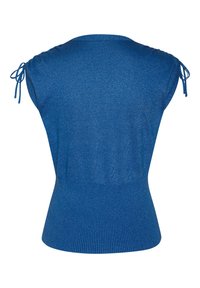 Blauwe gebreide trui met korte mouwen en trekkoorddetails op de schouders. Aansluitende ribbelboord en een gladde textuur met een lichte glans.