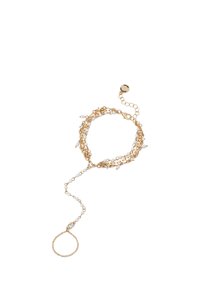 Bracelet superposé ton or avec un mélange de chaînes délicates, accents de perles et une petite plaque logo. Fermoir ajustable pour un maintien sécurisé.