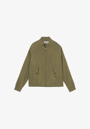 Oliwkowa kurtka bomberka wykonana z lekkiego materiału, z wysokim kołnierzem, zapięciem na zamek, dwoma przednimi kieszeniami naszytymi oraz elastycznymi mankietami.