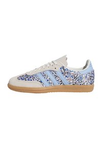 Hellblaue und weiße Sneaker mit Blumenmuster, aus Wildleder und Textilmaterialien, Gummisohle und drei blauen Streifen an der Seite.
