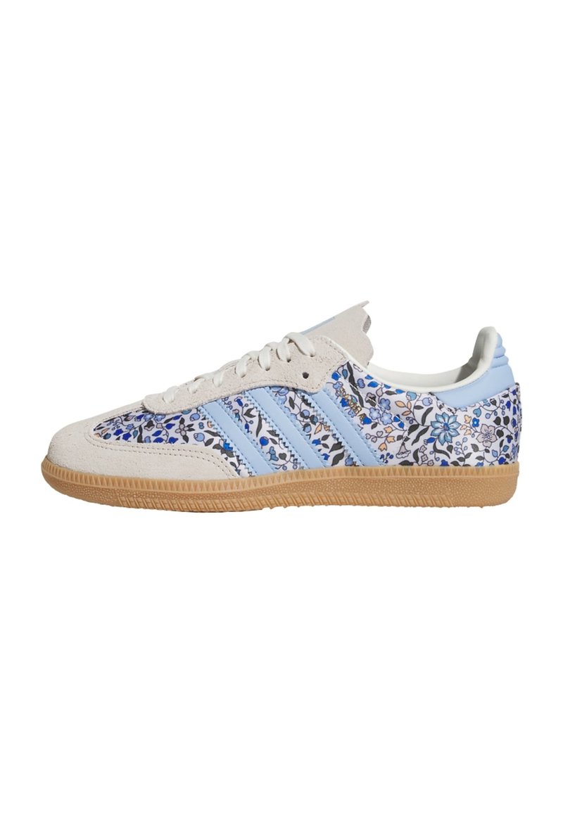 Hellblaue und weiße Sneaker mit Blumenmuster, aus Wildleder und Textilmaterialien, Gummisohle und drei blauen Streifen an der Seite.