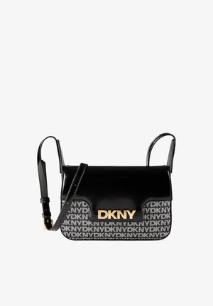 Czarna i szara torba DKNY na ramię z powtarzającym się wzorem logo, złotą blaszką z logo i regulowanym paskiem na ramię.