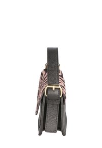 Sac en cuir noir avec imprimé zèbre rose, forme structurée, accents en matériel doré et une courte sangle. Surfaces texturées visibles.