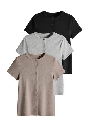 Drei Kurzarm-T-Shirts in Schwarz, Grau und Beige, mit Rundhalsausschnitten und Knopfdetails vorne, aus geripptem Stoff gefertigt.