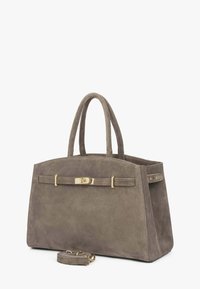 Grijze suède handtas met twee handvatten, gestructureerde vorm, goudkleurige accenten en een afneembare schouderriem. Soepele textuur, minimalistisch ontwerp.