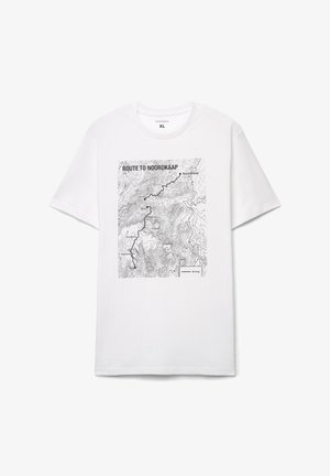 Biała bawełniana koszulka z nadrukiem czarnej mapy topograficznej, z napisem "Route to Nordkaap" u góry oraz ikoną samochodu na dole.