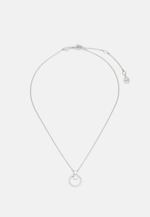 Silberne Halskette mit einer zarten Kette, die einen kreisförmigen Anhänger mit kleinen klaren Steinen und einer Akzentperle schmückt.
