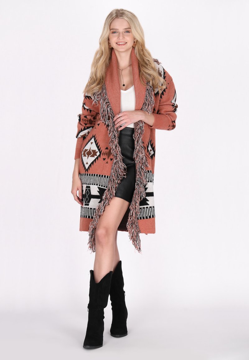 Lange cardigan van zachte brei, met een rozenkleur en zwart-witte geometrische patronen, open voorkant en franjes aan de randen.