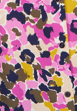 Stof met bloemenpatroon in roze, groen, marineblauw en beige met ronde knopen; bevat onregelmatige vormen en texturen over het oppervlak.
