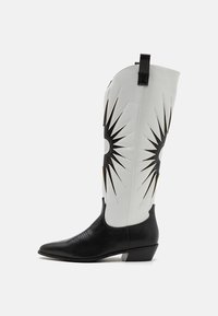 MALIA - Botas camperas - white/black