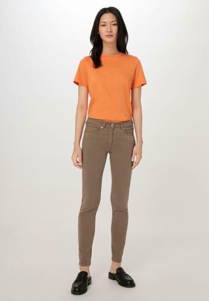 hessnatur SKINNY - Stoffhose - camel