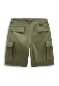 Shorts cargo vert olive avec deux poches cargo latérales et deux poches arrière à rabat. Fabriqués en tissu léger à texture lisse.