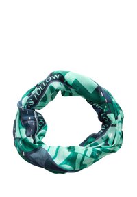 Zelený a námořnický šátek s vzorem vyrobený z lehkého, průsvitného materiálu; obsahuje abstraktní tvary a text v rámci designu.