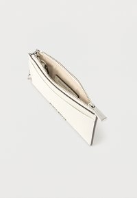 Cartera de cuero blanco con superficie texturizada, cierre de cremallera plateado y diseño compacto. El interior cuenta con ranuras para tarjetas y está forrado con un color más claro.