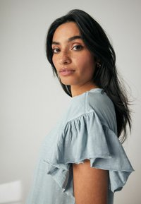 Next SPARKLE STUD RUFFLE SLEEVE- REGULAR FIT - T-shirt med print - teal blue