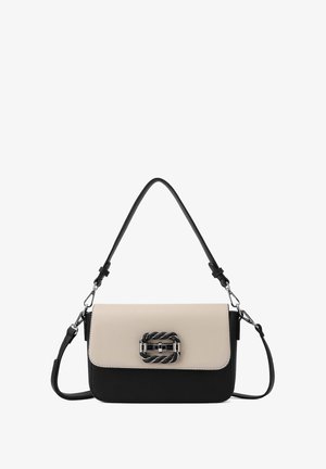 Borsa a due toni con pattina superiore crema e fondo nero. Presenta una chiusura metallica intrecciata e una tracolla rimovibile.