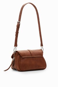 Sac bandoulière en cuir marron avec une finition texturée, accent tressé sur le rabat et quincaillerie en argent. Dispose d'une sangle ajustable et d'une fermeture éclair.