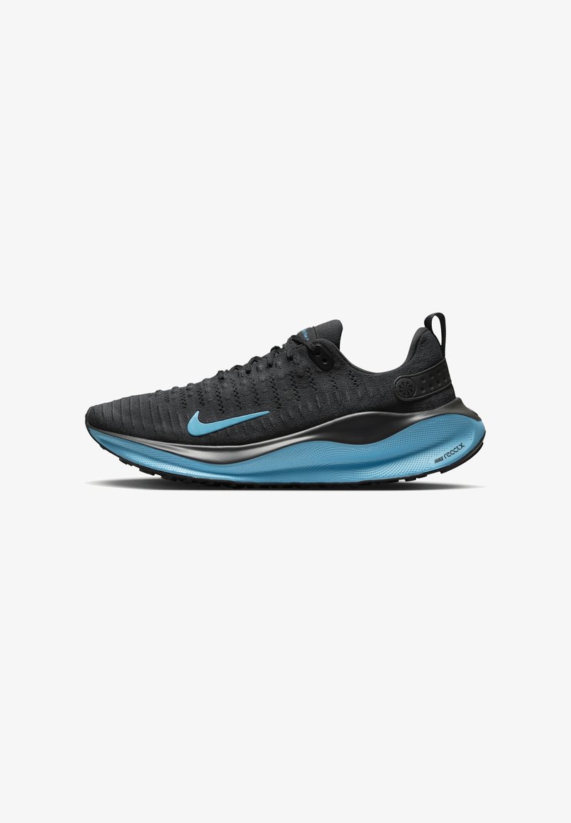 Chaussure de running Nike noire avec semelle bleu clair et logo swoosh, dessus en maille et languette au talon, vue de profil sur fond blanc.