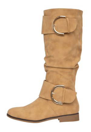 Tan suède laarzen tot halverwege het been met een taps toelopende neus, verslapen ontwerp, brede enkelband en groot metalen gespaccent; platte zool.