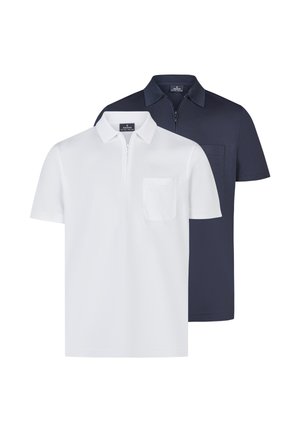 Due polo a maniche corte, una bianca e una blu navy, entrambe con colletto, taschino sul petto e zip frontale.