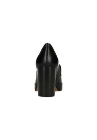 Schwarze Leder-High Heels mit spitzem Zehenbereich und klobigem Absatz. Glatte Textur mit minimaler Verzierung, die eine elegante Silhouette präsentiert.
