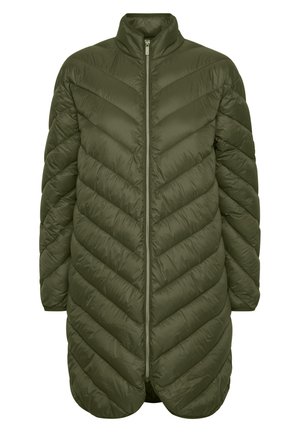 Oliivinvihreä pehmeä takki, jossa on chevron-kuvio, korkea kaulus ja vetoketjusuljenta. Kangas näyttää tasaiselta ja kevyeltä. Keskipitkä malli.