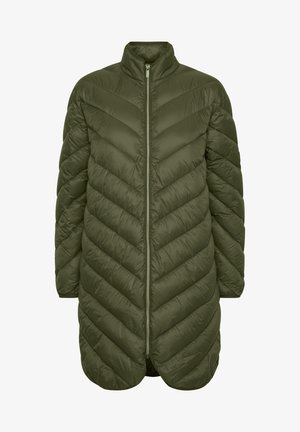 Abrigo acolchado verde olivo que presenta un patrón de flechas, cuello alto y cierre de cremallera. La tela parece suave y ligera. Diseño de longitud media.