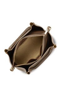 Sac à main en cuir beige, à ouverture supérieure, montrant le compartiment principal avec une poche zippée et plusieurs sections intérieures, le tout avec des accessoires en ton or.