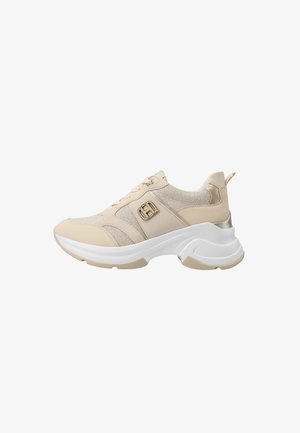 Zapatillas deportivas beige que combinan texturas lisas y de malla, con una suela blanca gruesa y un detalle metálico en un lado.