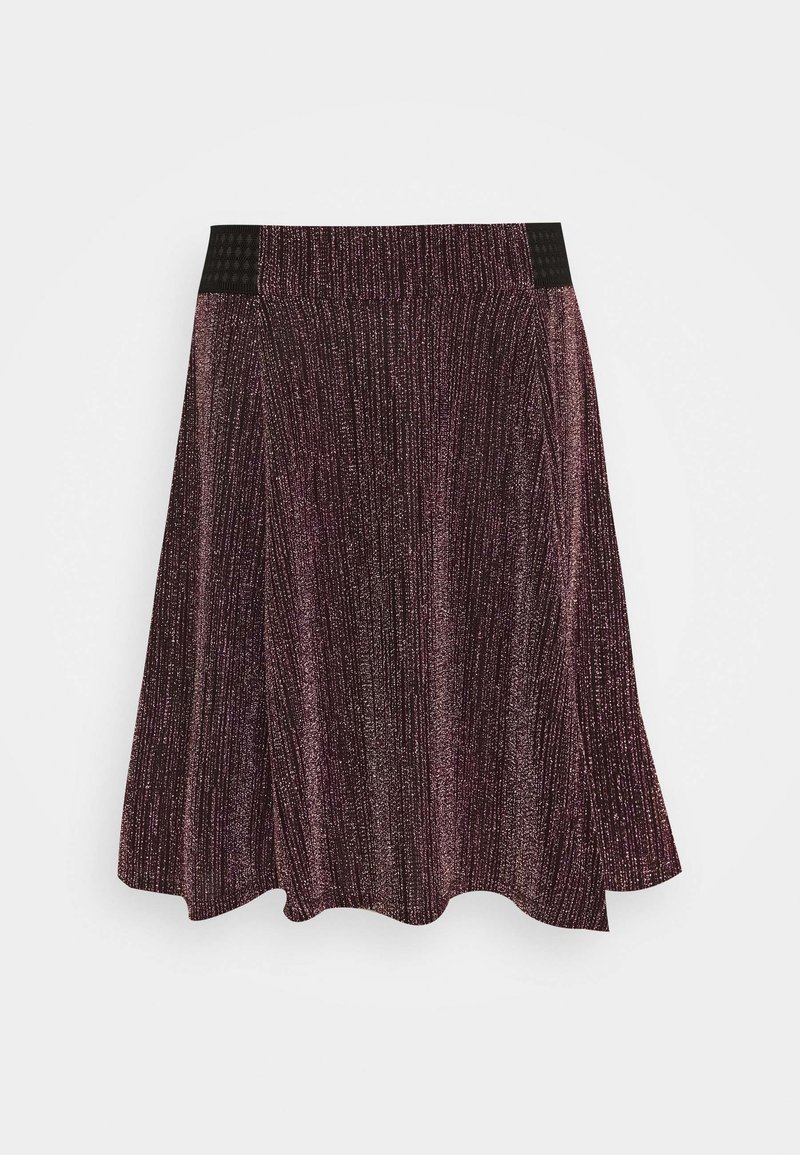 Jupe plissée brillante en bordeaux profond avec une ceinture élastique texturée. Présente des fils métalliques verticaux pour un effet scintillant.