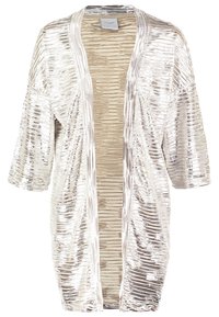 Cardigan kimono blanc ouvert sur le devant avec des rayures texturées horizontales et des manches trois-quarts.