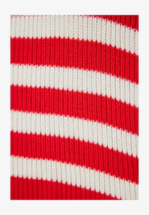 Tejido de punto a rayas rojas y blancas, con anchas rayas horizontales y una textura acanalada. Distribución uniforme de los colores en todo el tejido.