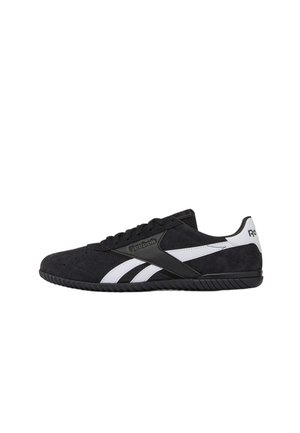 Baskets basses noires Reebok avec des bandes blanches sur les côtés, design à lacets et semelle texturée, vues en profil latéral.