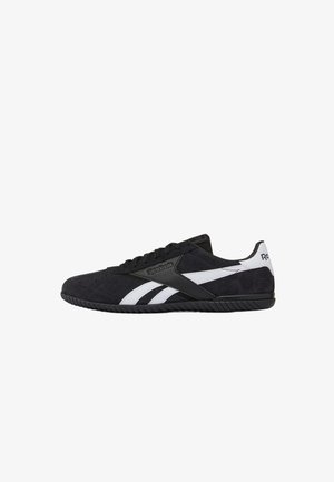 Baskets basses noires Reebok avec des bandes blanches sur les côtés, design à lacets et semelle texturée, vues en profil latéral.