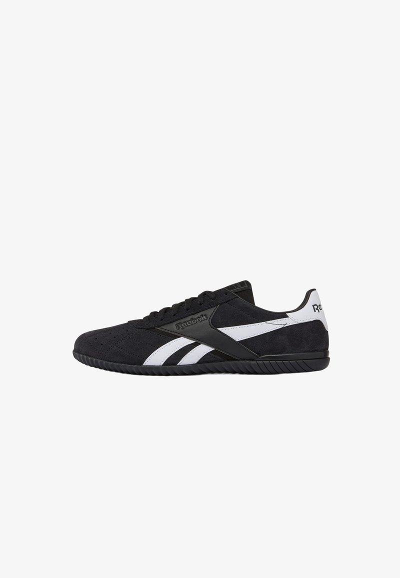 Baskets basses noires Reebok avec des bandes blanches sur les côtés, design à lacets et semelle texturée, vues en profil latéral.