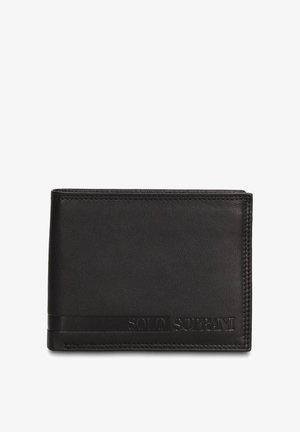 Zwarte leren portemonnee met een gladde textuur, bi-fold ontwerp en gegraveerd "SOLO SOPRANI" logo onderaan de voorkant. Compact formaat en minimale details.