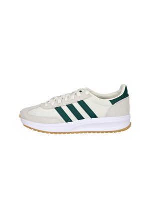 Zapatilla de perfil bajo blanca y beige con rayas verde oscuro, cordones blancos y suela de goma, mostrada sobre un fondo blanco.