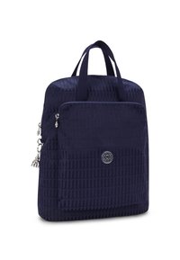 Mörkblå nylonryggsäck med texturerad yta, topphandtag, framficka med dragkedja och runt logobadge, med silverfärgade detaljer.