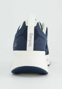 Námořnické modré sportovní tenisky s svrchní částí z semišu a síťoviny, bílými akcenty, polstrovaným límcem a silnou bílou mezipodešví. Logo na patce.