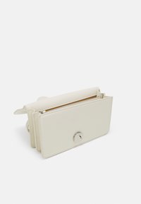 Clutch in pelle bianca con chiusura a zip, forma rettangolare e hardware argentato. Presenta una texture liscia e un design minimalista.