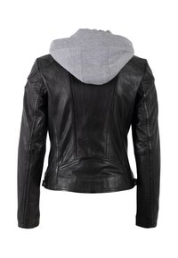 Zwarte leren jas met een eraan vastzittende grijze capuchon. Kenmerkt zich door een nauwsluitend ontwerp, een gladde textuur en contrasterende materialen bij de kraag en mouwen.