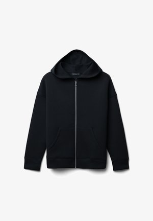 Schwarze Kapuzenjacke mit großem Hoodie, zwei Fronttaschen und gerippten Bündchen. Hergestellt aus weichem, strukturiertem Stoff für Komfort und Wärme.