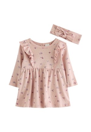 Pink baby kjole med lange ærmer med små blomsterprint og flæser, kombineret med matchende pandebånd med sløjfe.